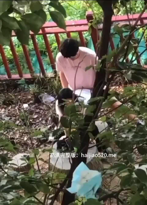 #公园 #森林 #野战 #激情 #海角社区 🌿 林间喘息入耳，拨开枝叶——两人交缠，衣衫不整。男人的手紧扣女的腰…他们没发现我，沉浸在自己的世界里。我还是……再看一眼？官方下载链接👉：https://t.co/rvviQMTGBh更多🔞成人视频👉：https://t.co/nRHQlAgOT1 https://t.co/aUEog8qpcb