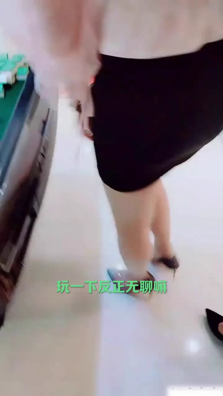 玩一下嘛反正无聊😂我和你玩了怎么和她做闺蜜 打牌后小伙忽悠老婆闺蜜玩点更刺激的，一直拒绝，小伙无奈让老板娘也开始一起忽悠，😍😍最终还是没有抵住诱惑~三人大战麻将馆高清完整版已上传 观看链接在评论区 https://t.co/ip56pgctda