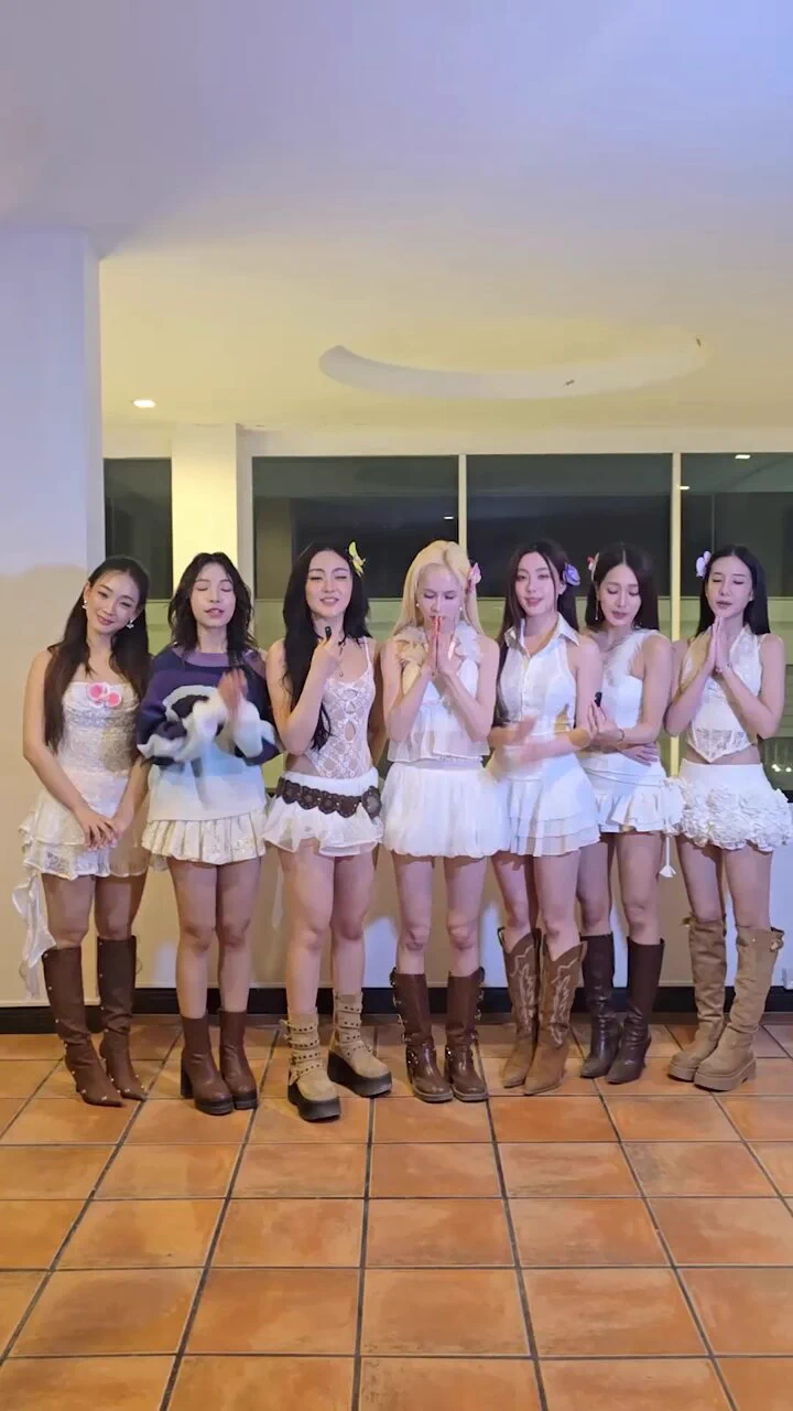 มาเปียกแบบ Glam ๆ กับสาว ๆ 4EVE @4eveOfficial 💅🏻 ในงาน FWD Music Live Fest 4 ตอนสาดความสนุกทุกโมเมนต์ มาติดใจความปัง ติดลมความมันส์ ติดน้ำรับความสดชื่นกันแบบจุก ๆ 💦​ พร้อมเสียงกรี๊ด ที่ไม่มีใคร Glam เท่า “Glamour Girl” อีกแล้ว~ 🪩✨​📍วันที่ 18 เม.ย. 68 ที่ลานหน้า centralwOrld​วันนี้พา 4EVE มาชวน For Aye เล่นน้ำด้วยกันที่งาน #FWDMusicLiveFest ไม่ว่าจะอากาศจะฮอตขนาดไหน 😎 ก็สู้ 4EVE ไม่ได้แน่นอน แล้วมาสาดความสนุกไปด้วยกัน❗️กองทัพศิลปินสุดจึ้ง! ที่จัดทัพเตรียมสาดความสนุกในทั้ง 3 วัน​▶️ 18 เม.ย. 68 #ZOLAR #WOLFHOWLHARMONY #DAOU #4EVE #TattooColourTH #แดนสนธยา​▶️ 19 เม.ย. 68 #FOOLSTEP #EMPRESS #TillyBirds #THETOYS #ThreeManDown #หางนกยูง​▶️ 20 เม.ย. 68 #MINDY_TH #PRETZELLE #PERSES #PROXIEth #JeffSatur #ONELAMORE​🔍 อ่านรายละเอียดเพิ่มเติม https://t.co/QwMFfLLPxw​📢 หมายเหตุ​- วงไหนจะขึ้นก่อน ขึ้นหลัง รอลุ้นพร้อมกันหน้าเวที เตรียมตัวให้พร้อม แล้วมาลุยให้สุดทุกวง ​- เตรียมเสื้อผ้าของคุณให้พร้อม เพราะเปียกแน่ แต่ไม่ต้องกังวลเพราะเรามีห้องเปลี่ยนเสื้อผ้าให้ภายในงาน​- โปรดระมัดระวังสิ่งของมีค่าที่คุณนำเข้ามาในบริเวณงาน เนื่องจากภายในงานไม่มีจุดรับฝากของ​- อนุญาตให้นำปืนฉีดแรงดันต่ำเข้าได้เฉพาะในโซนเล่นน้ำ และห้ามนำเข้าโซนคอนเสิร์ต​*เงื่อนไขการเข้าร่วมงานเป็นไปตามที่บริษัทฯ กำหนด​#FWDประกันชีวิต #CelebrateLiving #FWDMusicLiveFest #สาดความสนุกทุกโมเมนต์ #FWDTHx4EVE