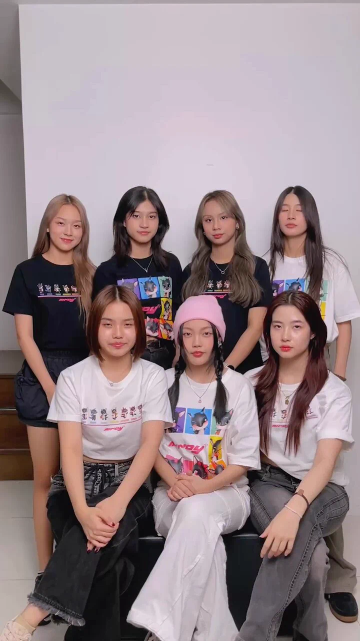 เตรียมตัวมาเจอเธอคนเดิมที่ทำให้ใจสั่นกับ MINDY @MINDYOFFICIALTH 💓ที่จะมาสาดความน่ารักน่าชังน่าเอ็นดูที่มาพร้อมความสนุก 🥳 ในงาน FWD Music Live Fest 4 ตอนสาดความสนุกทุกโมเมนต์ คอนเสิร์ตฟรีใจกลางเมืองที่มีน้ำให้เล่นฉ่ำที่สุด สนุกสุดทุกจังหวะ! 💦​📍วันที่ 20 เม.ย. 68 ที่ลานหน้า centralwOrld​นอกจากจะมีสปอยล์โชว์พิเศษบนเวทีแล้ว MINDY ยังมาแชร์วิธีคลายร้อนของแต่ละคนด้วย! แล้ว Windy พร้อมรึยังที่จะคลายร้อนและสนุกไปพร้อมกันในงาน #FWDMusicLiveFest ☀️​กองทัพศิลปินสุดจึ้ง! ที่จัดทัพเตรียมสาดความสนุกในทั้ง 3 วัน​▶️ 18 เม.ย. 68 #ZOLAR #WOLFHOWLHARMONY #DAOU #4EVE #TattooColourTH #แดนสนธยา​▶️ 19 เม.ย. 68 #FOOLSTEP #EMPRESS #TillyBirds #THETOYS #ThreeManDown #หางนกยูง​▶️ 20 เม.ย. 68 #MINDY_TH #PRETZELLE #PERSES #PROXIEth #JeffSatur #ONELAMORE​🔍 อ่านรายละเอียดเพิ่มเติม https://t.co/QwMFfLLPxw​📢 หมายเหตุ​- วงไหนจะขึ้นก่อน ขึ้นหลัง รอลุ้นพร้อมกันหน้าเวที เตรียมตัวให้พร้อม แล้วมาลุยให้สุดทุกวง ​- เตรียมเสื้อผ้าของคุณให้พร้อม เพราะเปียกแน่ แต่ไม่ต้องกังวลเพราะเรามีห้องเปลี่ยนเสื้อผ้าให้ภายในงาน​- โปรดระมัดระวังสิ่งของมีค่าที่คุณนำเข้ามาในบริเวณงาน เนื่องจากภายในงานไม่มีจุดรับฝากของ​- อนุญาตให้นำปืนฉีดแรงดันต่ำเข้าได้เฉพาะในโซนเล่นน้ำ และห้ามนำเข้าโซนคอนเสิร์ต​*เงื่อนไขการเข้าร่วมงานเป็นไปตามที่บริษัทฯ กำหนด​#FWDประกันชีวิต #CelebrateLiving #FWDMusicLiveFest #สาดความสนุกทุกโมเมนต์ #FWDTHxMINDY_TH