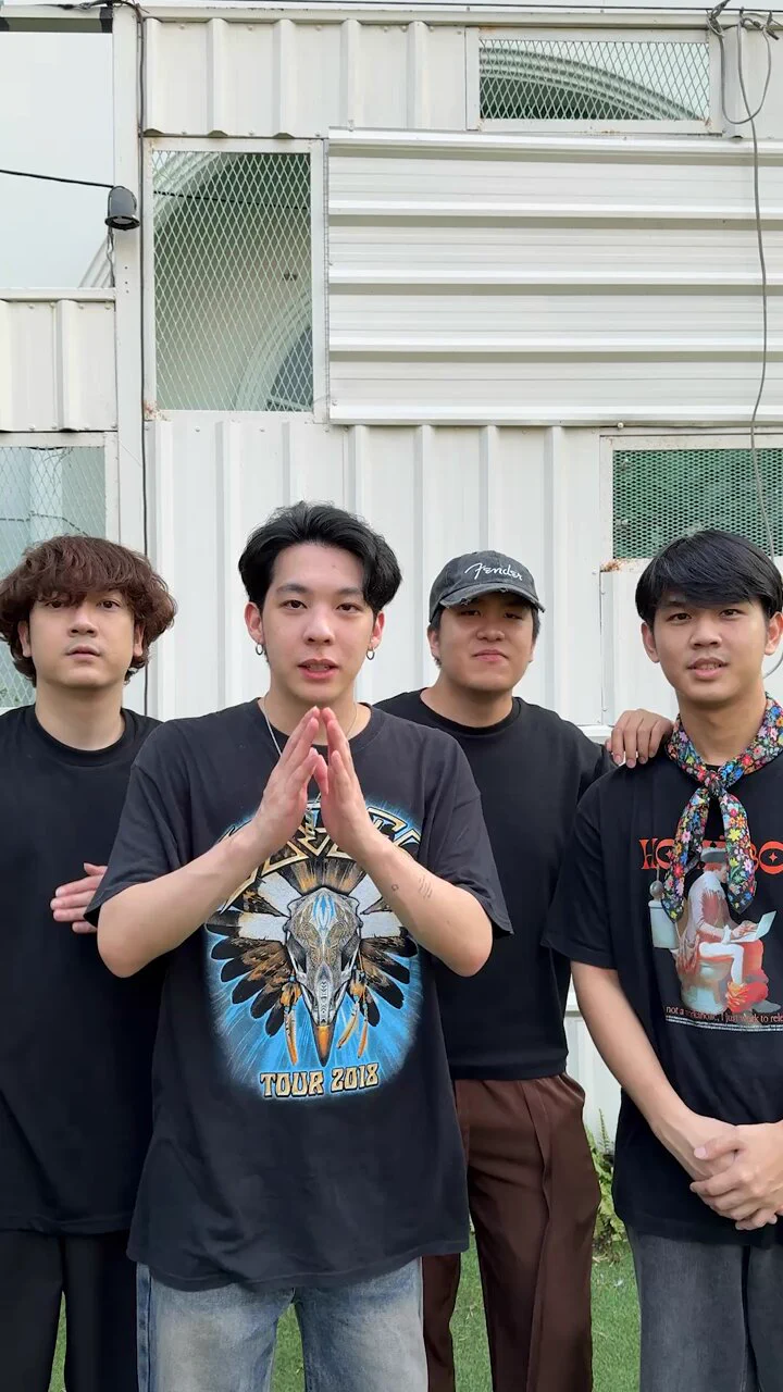 มากระโดดออกเสต็ปให้สุด กับ FOOL STEP ! @foolstepband 🕺🏻ปล่อยใจให้มันส์ทุกสเต็ป เพราะเวทีนี้เดือดแน่นอน❗️ ในงาน FWD Music Live Fest 4 ตอนสาดความสนุกทุกโมเมนต์ 🎶💦คอนเสิร์ตฟรีใจกลางเมืองที่มีน้ำให้เล่นฉ่ำที่สุด สนุกสุดทุกจังหวะ! ​📍วันที่ 19 เม.ย. 68 ที่ลานหน้า centralwOrld​4 หนุ่ม FOOL STEP ชวนชาว FOOLS มางาน #FWDMusicLiveFest บอกเลยว่าห้ามพลาด‼️มันส์แบบจัดเต็มแน่นอน​กองทัพศิลปินสุดจึ้ง! ที่จัดทัพเตรียมสาดความสนุกในทั้ง 3 วัน​▶️ 18 เม.ย. 68 #ZOLAR #WOLFHOWLHARMONY #DAOU #4EVE #TattooColourTH #แดนสนธยา​▶️ 19 เม.ย. 68 #FOOLSTEP #EMPRESS #TillyBirds #THETOYS #ThreeManDown #หางนกยูง​▶️ 20 เม.ย. 68 #MINDY_TH #PRETZELLE #PERSES #PROXIEth #JeffSatur #ONELAMORE​🔍 อ่านรายละเอียดเพิ่มเติม https://t.co/QwMFfLLPxw​📢 หมายเหตุ​- วงไหนจะขึ้นก่อน ขึ้นหลัง รอลุ้นพร้อมกันหน้าเวที เตรียมตัวให้พร้อม แล้วมาลุยให้สุดทุกวง ​- เตรียมเสื้อผ้าของคุณให้พร้อม เพราะเปียกแน่ แต่ไม่ต้องกังวลเพราะเรามีห้องเปลี่ยนเสื้อผ้าให้ภายในงาน​- โปรดระมัดระวังสิ่งของมีค่าที่คุณนำเข้ามาในบริเวณงาน เนื่องจากภายในงานไม่มีจุดรับฝากของ​- อนุญาตให้นำปืนฉีดแรงดันต่ำเข้าได้เฉพาะในโซนเล่นน้ำ และห้ามนำเข้าโซนคอนเสิร์ต​*เงื่อนไขการเข้าร่วมงานเป็นไปตามที่บริษัทฯ กำหนด​#FWDประกันชีวิต #CelebrateLiving #FWDMusicLiveFest #สาดความสนุกทุกโมเมนต์ #FWDTHxFOOLSTEP