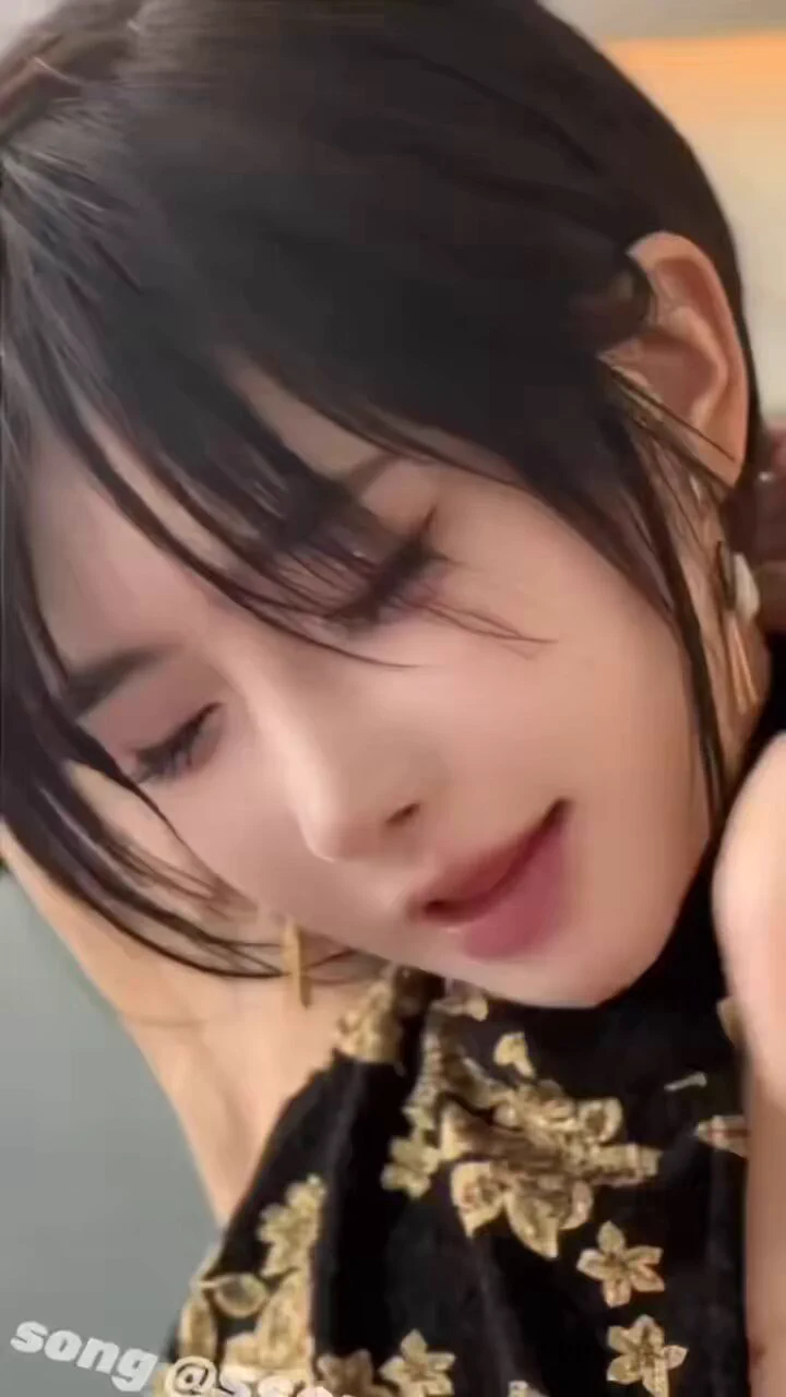 推特超高颜值反差婊女神 Song 穿着旗袍真的骚，眼镜妹又爱吃鸡巴又淫荡，真的超极品完整版已更新评论区 https://t.co/aL2N8FSnjX