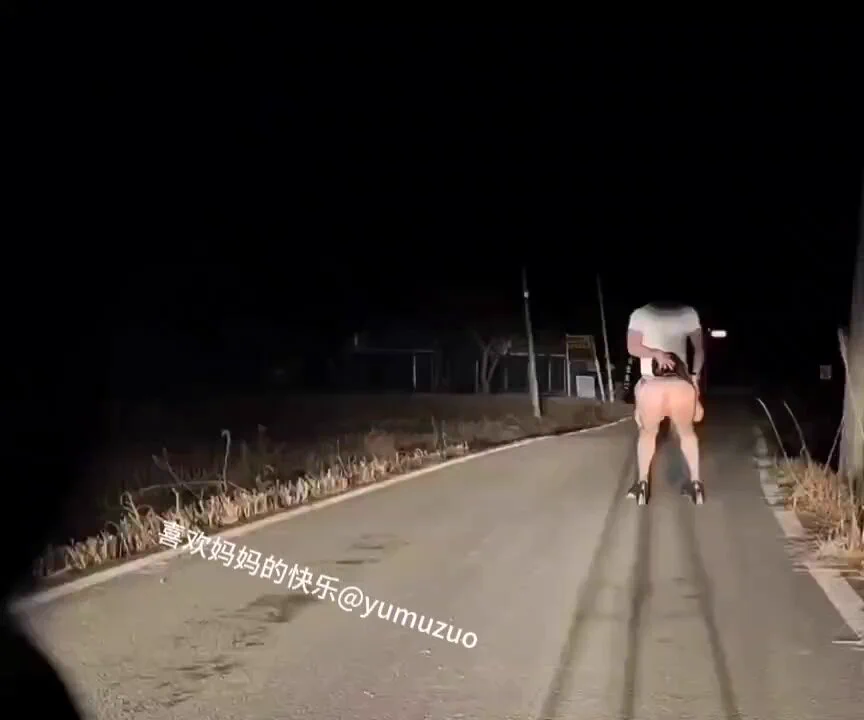 这两天少妇偷偷发信息，亲戚结束了，欲望强烈，逼里总是湿湿的。她老公最近出差去了 ，我去人妻家里，人妻穿着透视裙没有穿内裤为了我开门，看到心潮澎湃，鸡巴硬邦邦的，晚上就想着和人妻玩点刺激的想着带人妻出去野战一下，就开着车来了一路荒路上，让人妻给我口，当时既刺激又兴奋，第一次这么拍。 https://t.co/4xZ7MgrgAi