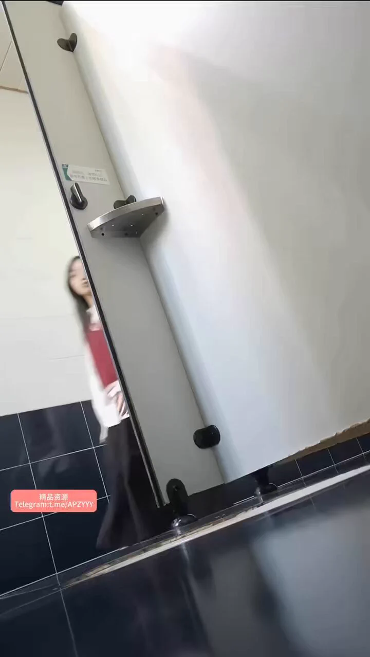 ✨没想到眼镜学妹这么反差！极品蜜桃臀 话说逼毛多性欲强 果真第二天跑厕所自慰来了！👉: https://t.co/jr8dXbqzPw https://t.co/JGRoySC3Iq