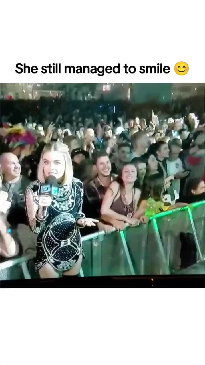 She still managed to smile 😊 https://t.co/tqfKe6kIHe