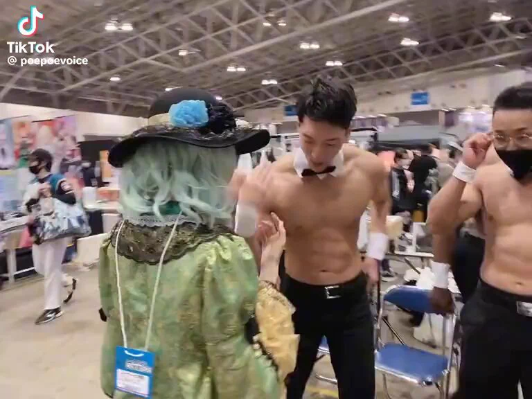 マッチョに持ち上げられるコスプレイヤー https://t.co/AH9jaq2cj7