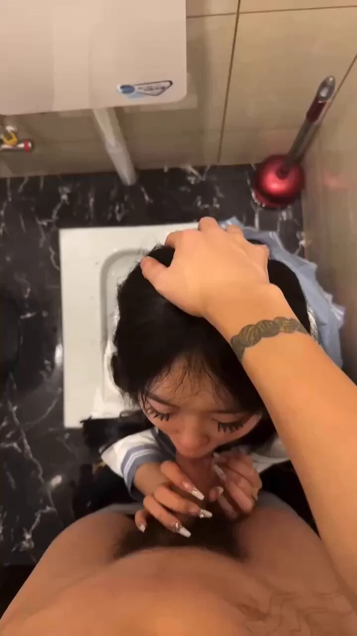 课间来卫生间口交爽一爽⬆️⬇️完整版这边看：https://t.co/TeIAtdNAui https://t.co/GzuiKEmVts
