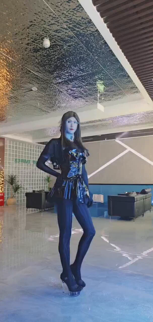 好在她们都在各聊各的，没人搭理我，不然扭来扭去有点羞涩的。最近想玩绳子了。#伪娘 #丝袜 #高跟鞋 https://t.co/gMYXH9fvj0