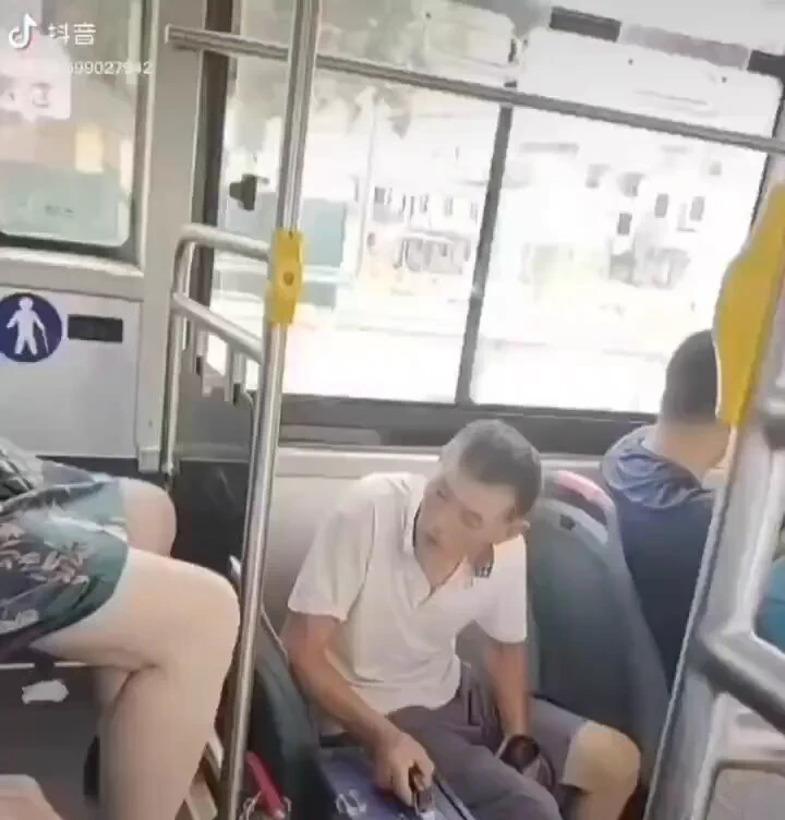 谁之罪？老头还是腿没有并拢的女士？ https://t.co/tZGzisClaY