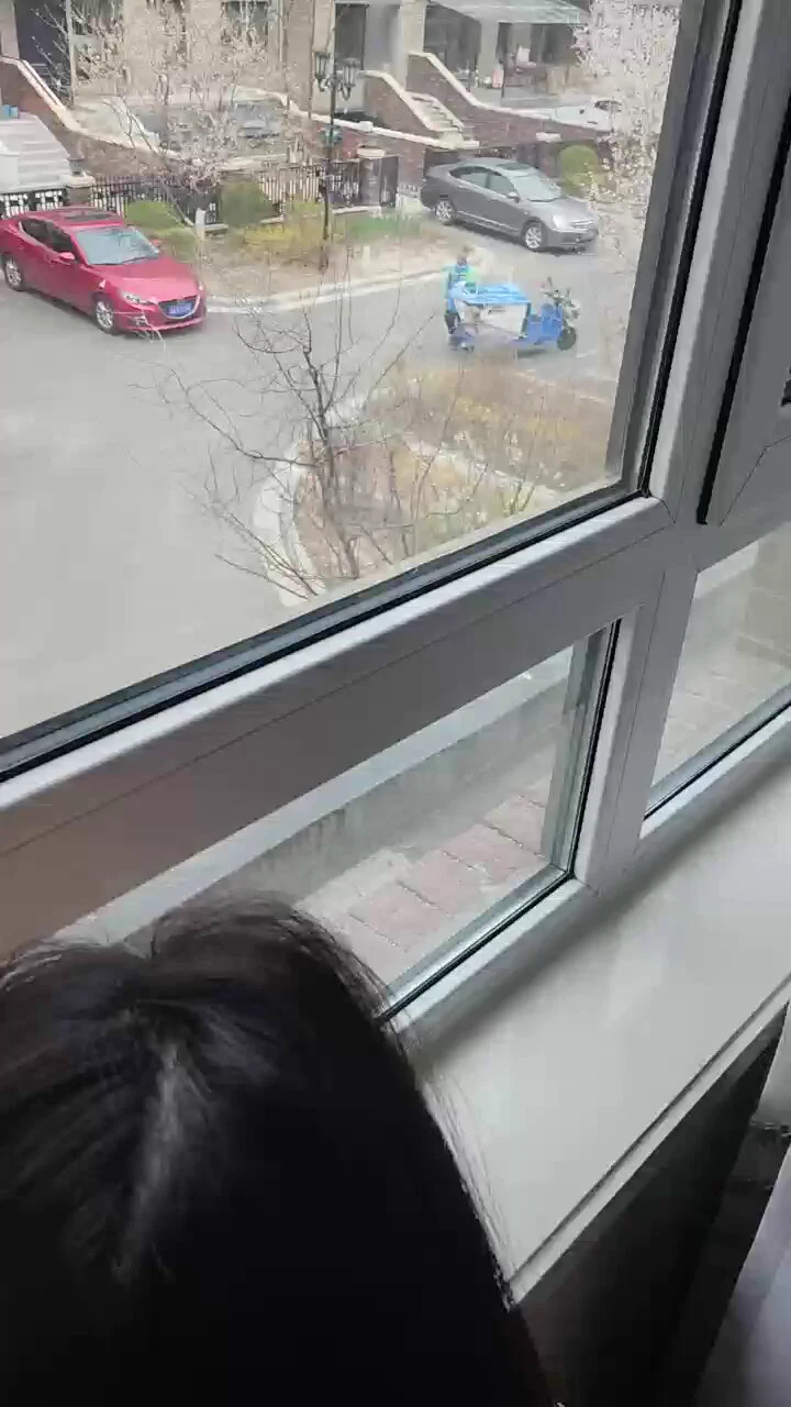 在公公家 肆意的脱 跪在地上被玩弄 进屋后当着物业环卫工人面做爱 也不知道被发现没#露出@wqganenshi_ https://t.co/C0HPqEca1N