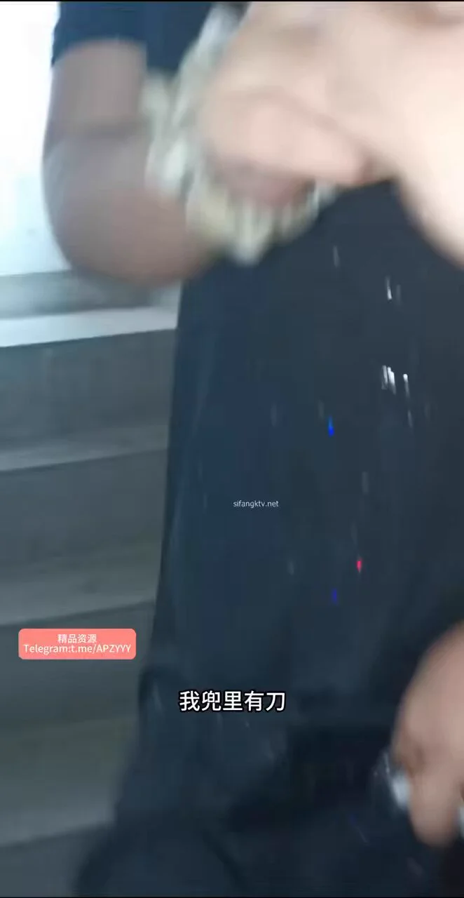 ✨我兜里有刀 别乱动！黑丝女在楼道被胁迫强摸 一声都不敢坑……竟然被摸的有点感觉了 偷偷呻吟了几声……完整版👉: https://t.co/66XjbXwijt https://t.co/WCGP2mD1VV