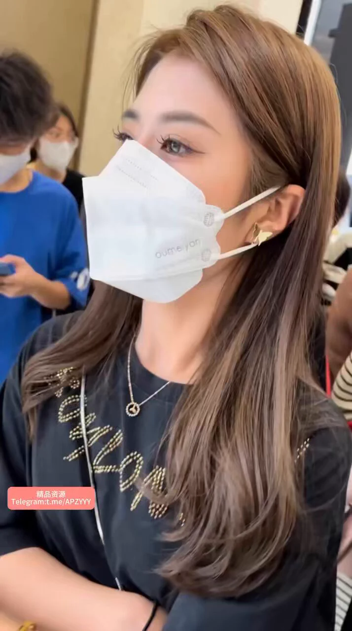 ✨极品颜值女神 直接用大鸡吧顶她玉手 再掀开衣服狂顶屁股 胆子太大了！完整版👉: https://t.co/emwpTh7LJr https://t.co/CApTB2N1qV