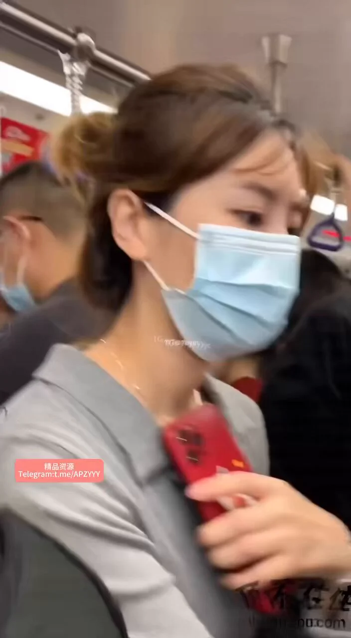 ✨极品OL美女独自在地铁被多人狂顶 一声不敢吭 最后还被强制摸臀？完整版👉: https://t.co/i1G2uvIWkV https://t.co/brDMRtgaMu