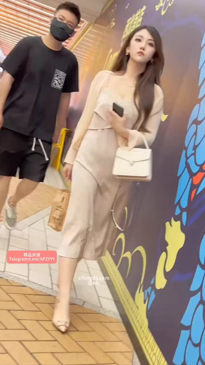 ✨无内模特级美女逛街 气质长裙翘臀 露了一点毛完整版👉: https://t.co/NExL78xfWQ https://t.co/hw1sxeNdI5
