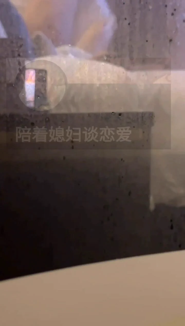记录妻子和医生（五）妻子说医生的“针”滑进她的下面后真的有种如沐春风的感觉我在浴室隔着玻璃听见妻子那一声长长的“啊~~”的时候我就能感受到那叫声肯定是发自肺腑的。妻子一连串的反差表现和骚话也被我偷放在床头的手机完整记录下来@SexytoBaby@SexytoDoll@SexytoGirl @SexytoLady https://t.co/tSRzOokXyx