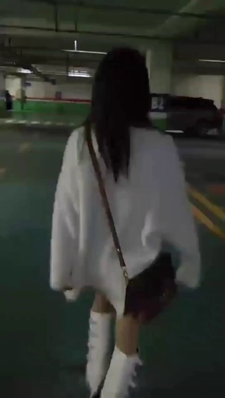 好开心 翻到了以前的视频 在地下车库走着走着 发现老公硬了 按着我的头就让我跪在地上吃鸡鸡 好羞耻@lvmaoshetuite@luchu888@Fengsiyuan @wqganenshi_ @Public_Catgirl1 @luchu888888 @Haosehou https://t.co/hqF1F1JBKt
