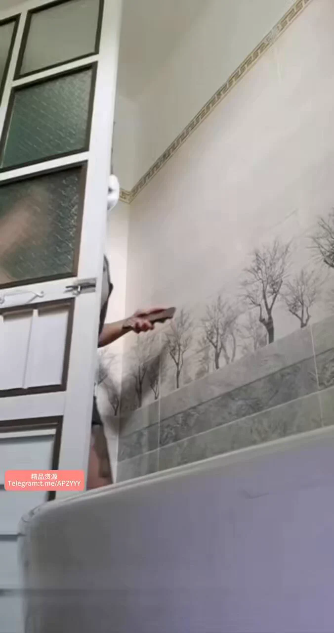 ✨餐厅女厕偷拍超短裙开裆黑丝小妹 撅着屁股尿尿 尿完尿往逼里塞入跳蛋 太骚了！完整版👉: https://t.co/QjVTxNVLVE https://t.co/UdBBzPVxdK