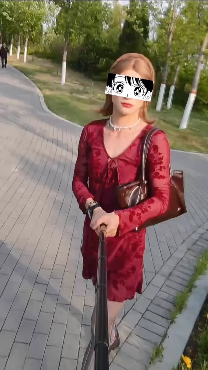 阳光抚摸着男娘的小阴蒂，柔软的肠壁包裹着坚挺的阳具，淫液在穿过人群的那一刻打湿了包裹着小阴蒂的丝袜，精液混着前列腺液在随时会有人经过的路口狂喷，此刻你若抓住我那软弱无力的阴蒂，我定会跪在你的巨根前含情脉脉的说一句哥哥，超市我！#伪娘露出 https://t.co/NZC4FkpaVJ