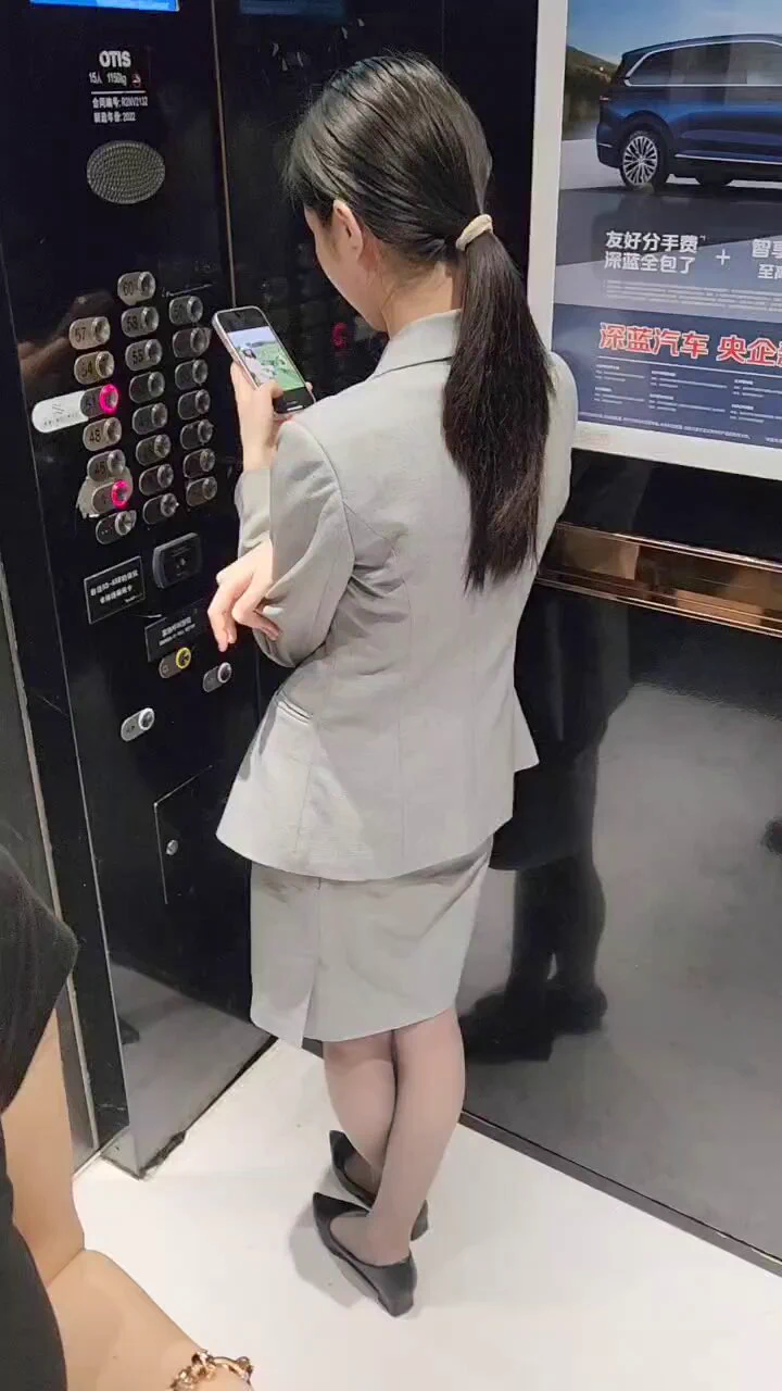 酒店工作小姐姐带我们办理入住 老公一直偷瞟 气的我直接用手捏着他的命根子 让他偷看 哼@kssexxia@luchu888@wqganenshi_ https://t.co/ghozRY8wiE
