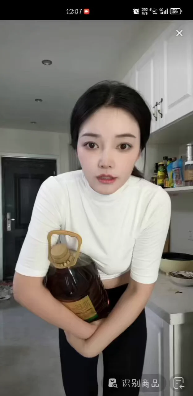 这个女的骚啊 镜头一转 丁字裤自己露出来了 https://t.co/BImSmSCFZo