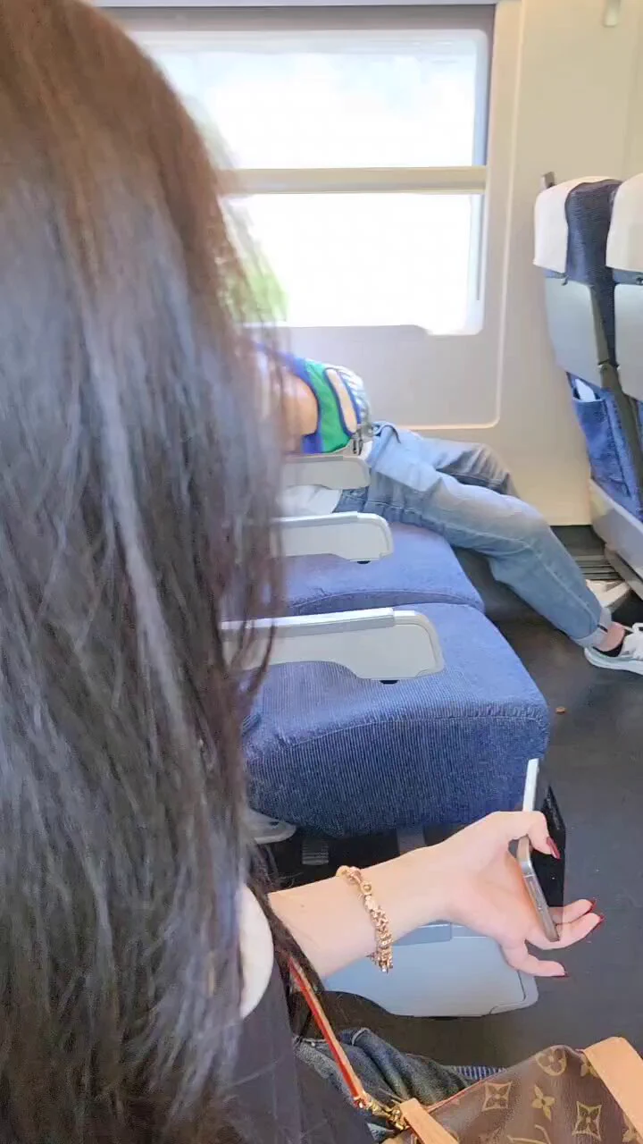 在高铁上 旁边男的睡着了 刚好我也饿了 不过老公扒我衣服好像被旁边姐姐看到了😑@kssexxia@luchu888@wqganenshi_ https://t.co/MYWNpPANeb