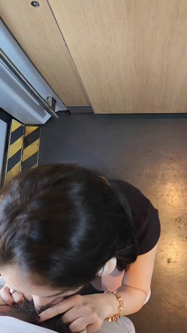 在高铁上 旁边男的睡着了 刚好我也饿了 不过老公扒我衣服好像被旁边姐姐看到了😑@kssexxia@luchu888@wqganenshi_ https://t.co/MYWNpPANeb
