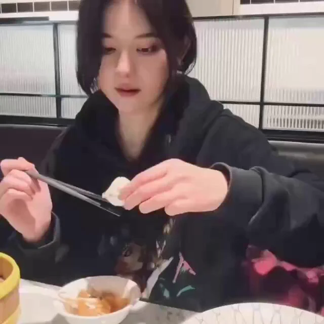 去万达无意中看到一个旧识，他还是老样子拿着他热爱的那台单反，互不干涉，吃饭的时候想了想，毕竟刺激就保留那一刻好了，关于我和摄影师的故事，想想其实回味无穷呢，你们好奇吗？ https://t.co/x5G8S19BtX