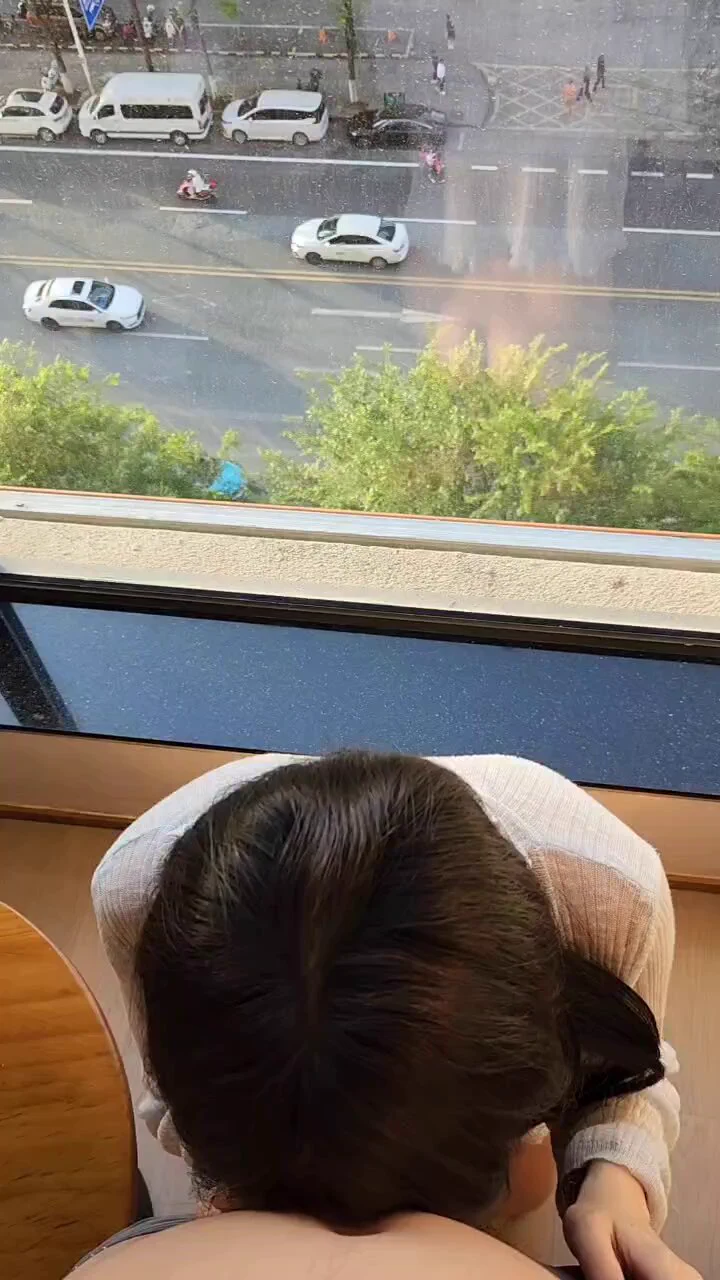 昨天刷到酒店拍摄照片觉得很美 我也拍一组 顺便在落地窗光着屁股吃🐔 也不知道对面小区住户和楼下大排档能不能看到 羞羞☺️@kssexxia@luchu888@wqganenshi_ https://t.co/gH2rvzze4T