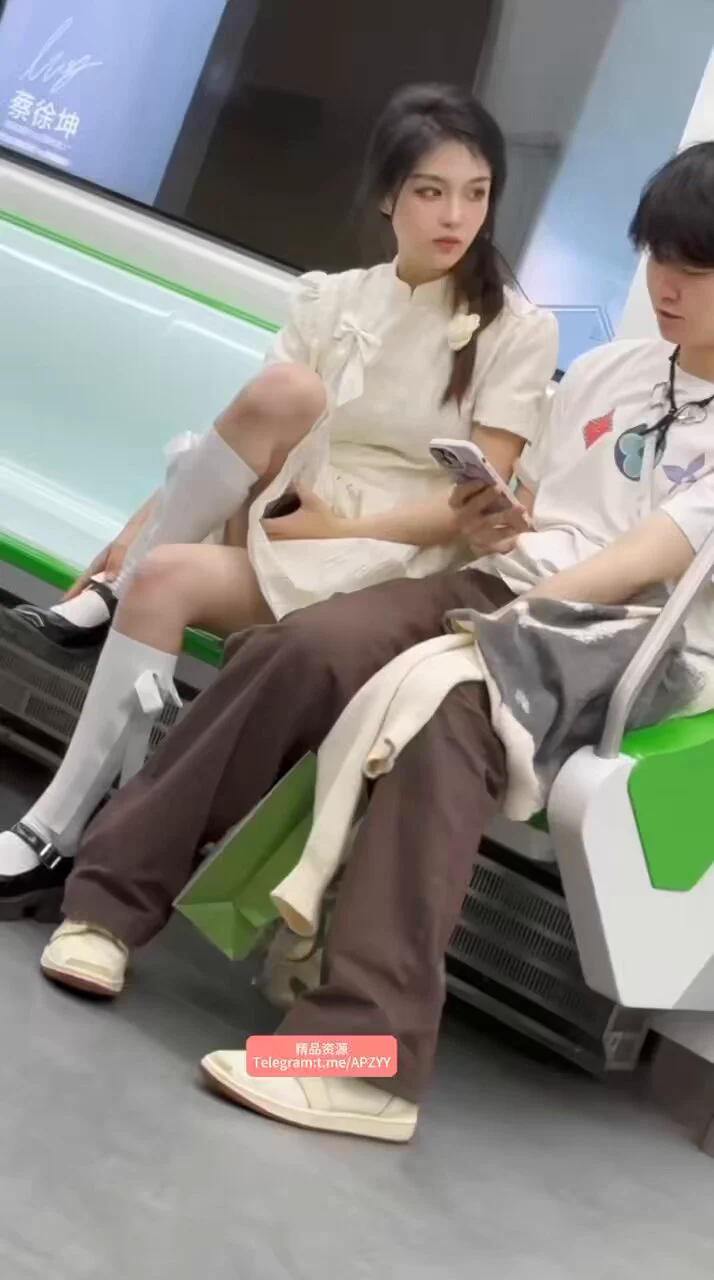 ✨顶级CD极品学妹..情人节当众被男友扣B...透明内露毛完整版👉: https://t.co/EpWuAMcg64 https://t.co/BoOyZI6r3Y