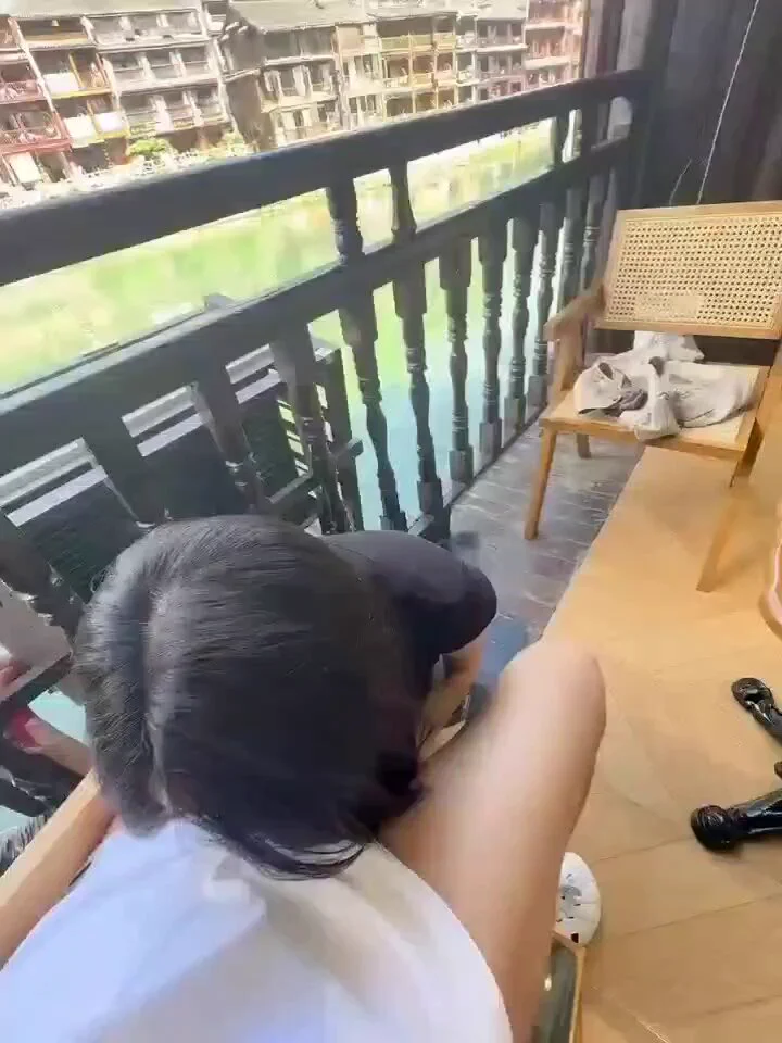 古镇的惬意让我放飞自我 大白天阳台露出 不过相比一下我想说：老公你真能装逼🤣@luchu888@wqganenshi_ https://t.co/RKJ7X3LeGH