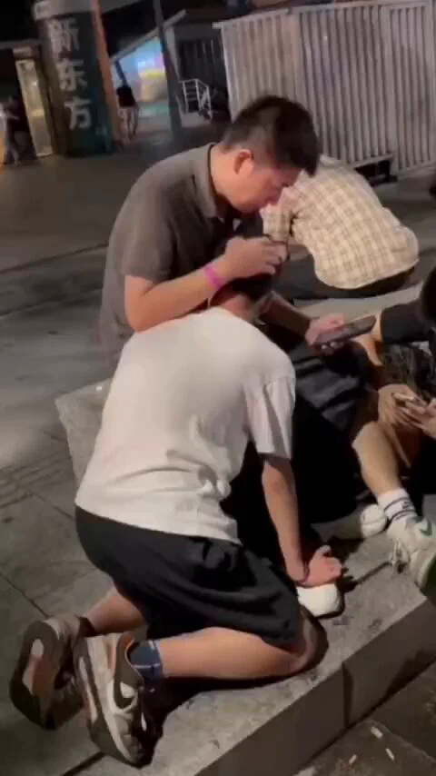 最新广州酒吧门口三人互吃瓜 https://t.co/O3rfTN0yF3