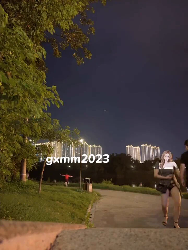 宝宝们，昨晚在广场漏出被大叔摸了一下，穿的还是黑蕾丝开衩内裤🥹摸过之后还回过头来想……宝宝们猜大叔有没有对我做什么🤔 https://t.co/fX9o15KMHy