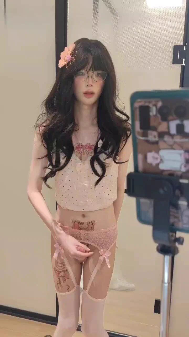一直zw一直爽，想找个人帮我#男娘 #sissy https://t.co/JVFcHqfzQx