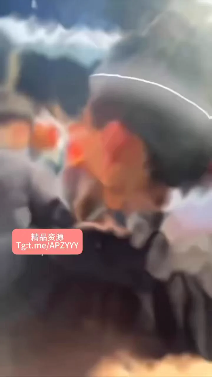 ✨音乐节发现极品翘臀紧身裙气质美女 二话不说 马上把鸡吧贴紧她的翘臀 伴随音乐 有节奏的摩擦逼缝就是爽啊！完整版👉主页置顶 https://t.co/eUCx32y0Qd