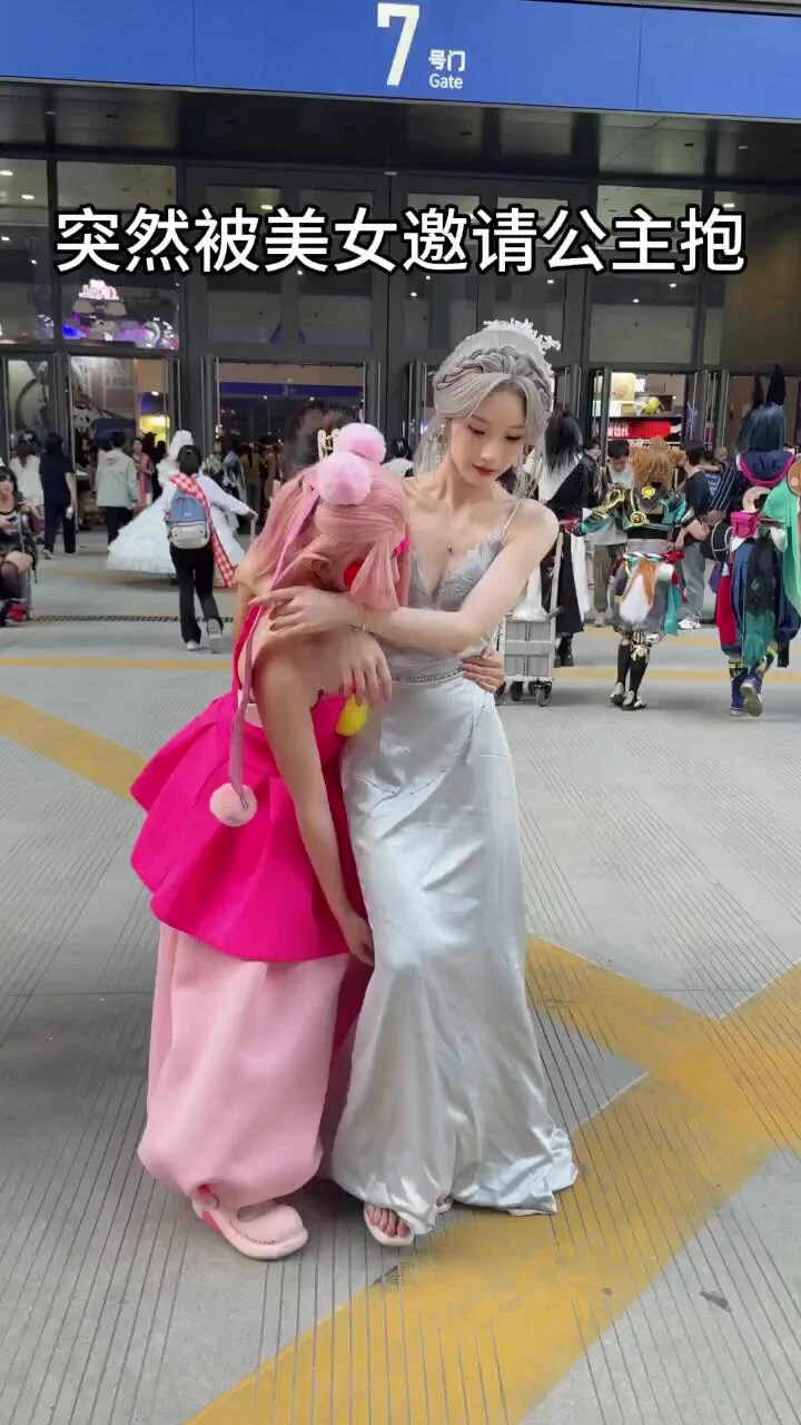 今天在杭州漫展遇到的小姐姐 臂力太惊人了 哈哈哈 https://t.co/MyZqGTYHIV