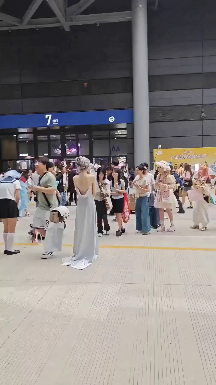 今天漫展大家以为我是什么大网红 排队合照了一个小时后阻碍疏散 被保安赶到别的地方去了🥹🥹🥹 https://t.co/DLa3BxwwjI