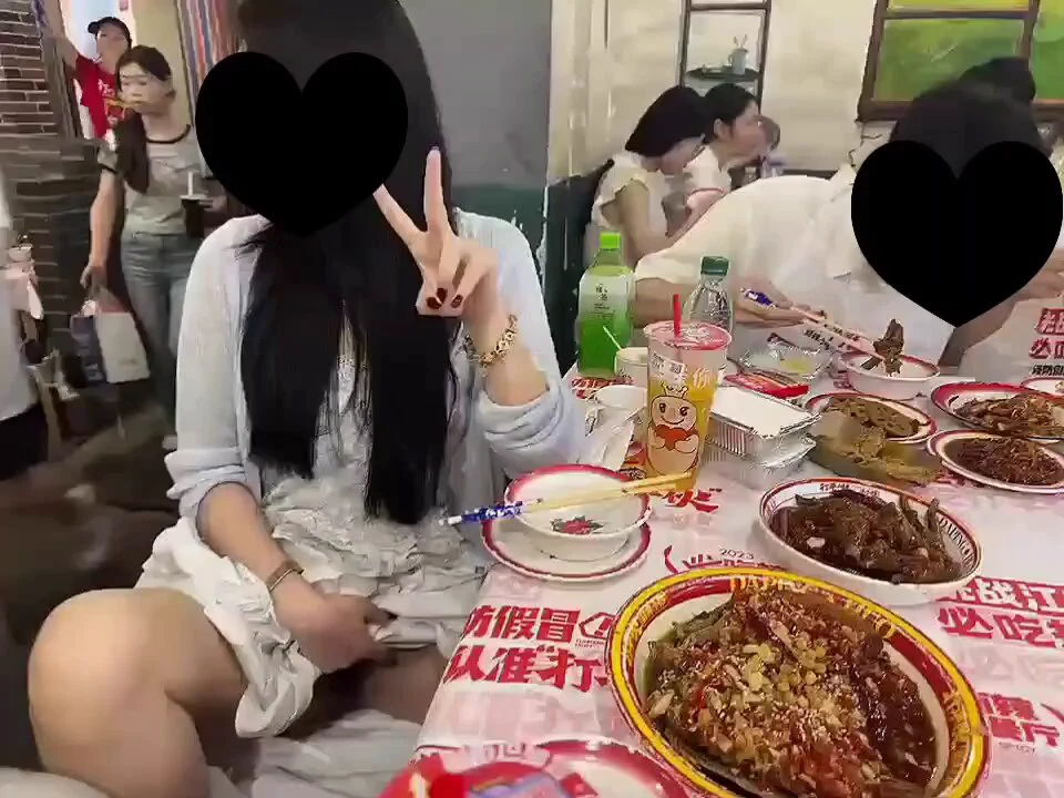 和老公坐地铁吃美食路上没闲着 吃的时候由于人多拼座 老公看着旁边的男的 给我一个眼神 我秒懂直接掀开了裙子🫠@luchu888@ypzs888 https://t.co/POja2vddxG