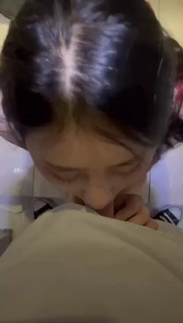 上周末约的一个粉丝，喜欢被口、按住我的头， 让我全吃了下去，结果没一分钟就射我嘴里。有点失望，难道是老师的口技太好了吗 ？ 有想试试老师的口技吗 ？主页有老师联系方式🥰老师有时间哦！#附近同城可约 https://t.co/18xNvS1VHp