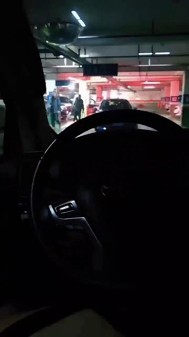 马上粉丝破万了 更新一部有趣的大作 微露脸地下车库 本想着车震 结果对面来车了 一直用大灯晃我们还在那窃窃私语 我告诉老公别怂 结果又来了好几个物业维修工 天呐 我感觉我被围起来了 最后还是当着维修工面吃着老公🐔 厉害吧🫠在这里也感谢一下我的师傅 亦师亦友 已圈 断更@luchu888@ypzs888 https://t.co/3fj1mnGWth