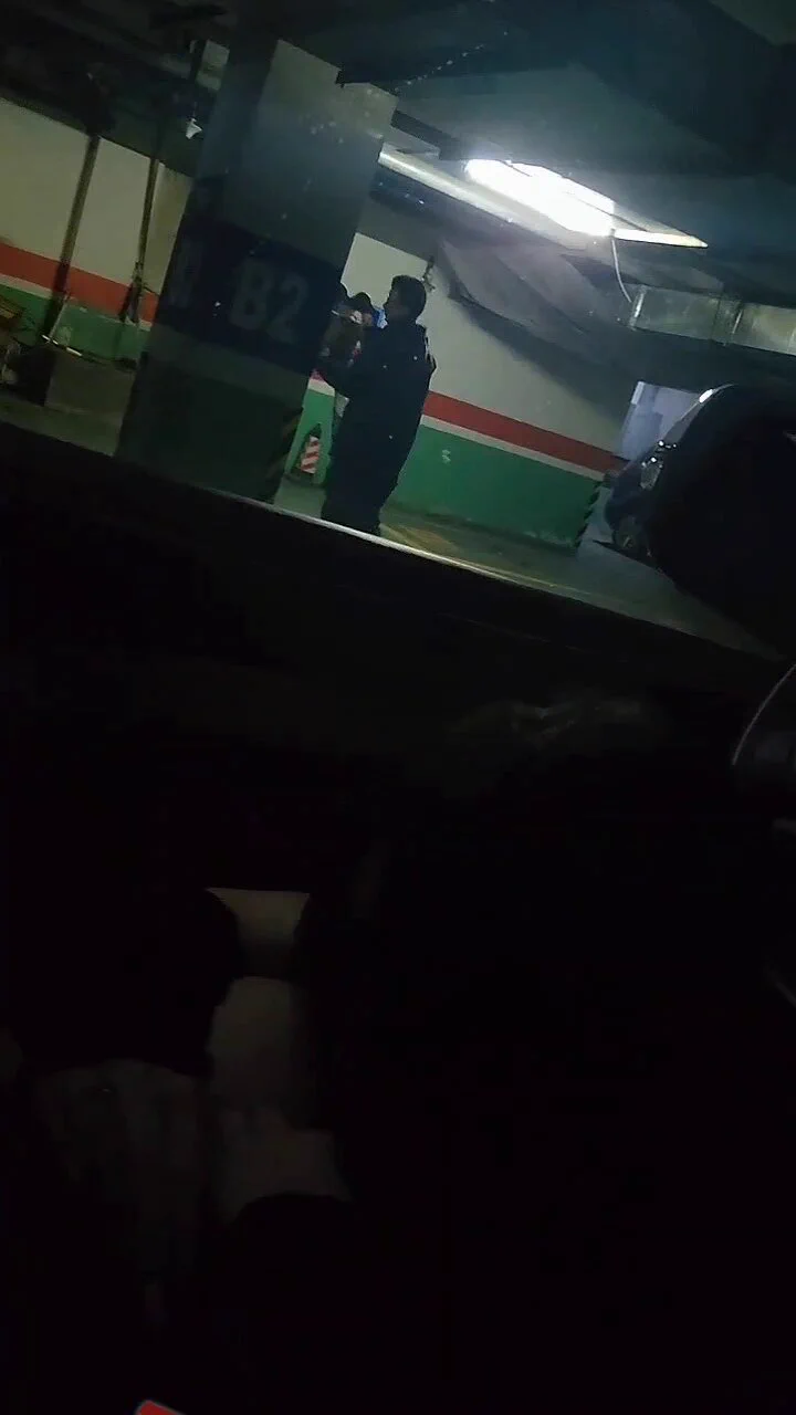 马上粉丝破万了 更新一部有趣的大作 微露脸地下车库 本想着车震 结果对面来车了 一直用大灯晃我们还在那窃窃私语 我告诉老公别怂 结果又来了好几个物业维修工 天呐 我感觉我被围起来了 最后还是当着维修工面吃着老公🐔 厉害吧🫠在这里也感谢一下我的师傅 亦师亦友 已圈 断更@luchu888@ypzs888 https://t.co/3fj1mnGWth