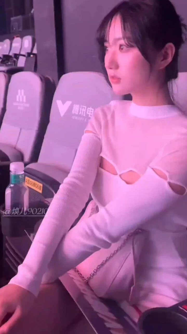 破洞衣服很方便的😝 https://t.co/XnP6ayOpQS