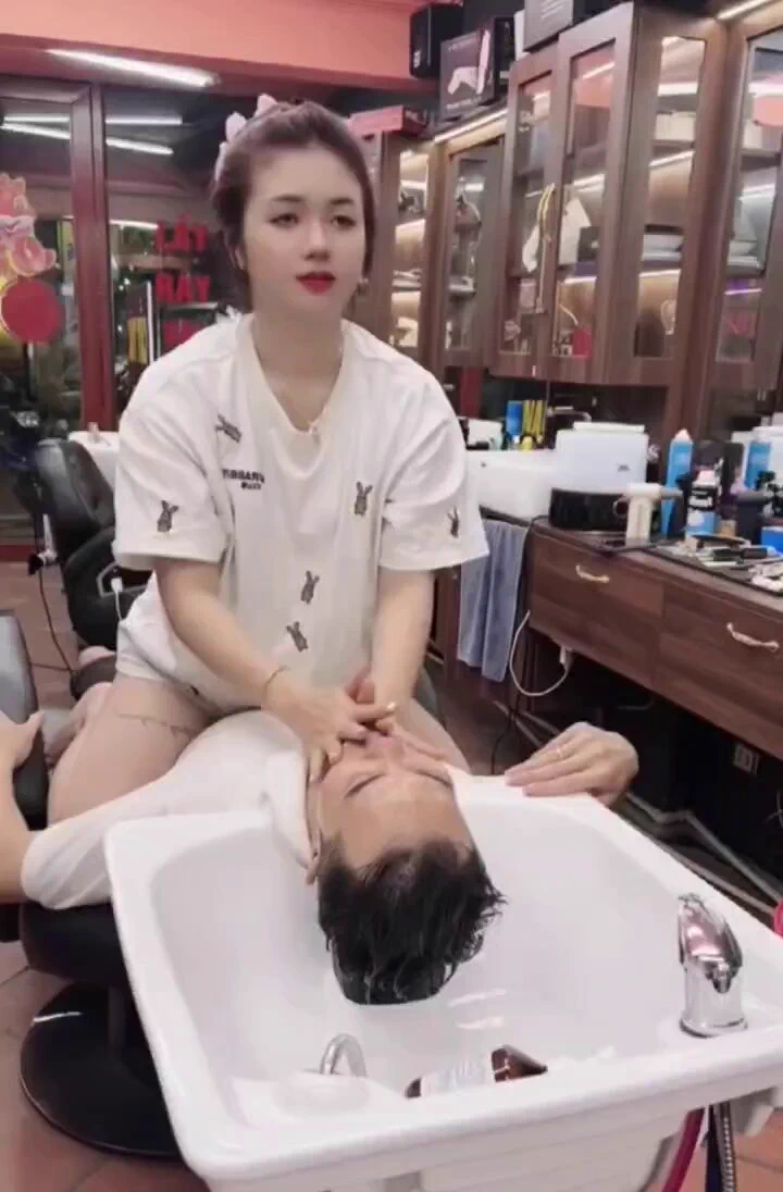女生頭髮長可以理解，為什麼頭髮短的男生也喜歡去理髮店洗頭呢？ https://t.co/9J6nenAYV3