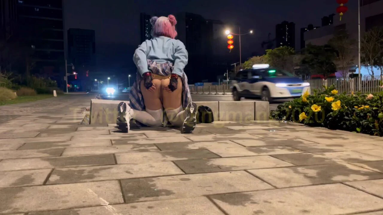 【不要社死挑战 - 路边放置】1. 戴着手铐背在背后，被主人开车丢弃在路边，要求撩起裙子露出菊穴供给路过的司机观看(或把玩)🥺🥺🥺2. 拴在天桥旁脱下裙子等主人来接＃伪娘 #男娘雌堕 #男の娘 ＃露出 #户外漏出 ＃户外露出任务 https://t.co/KGyIWxKECx