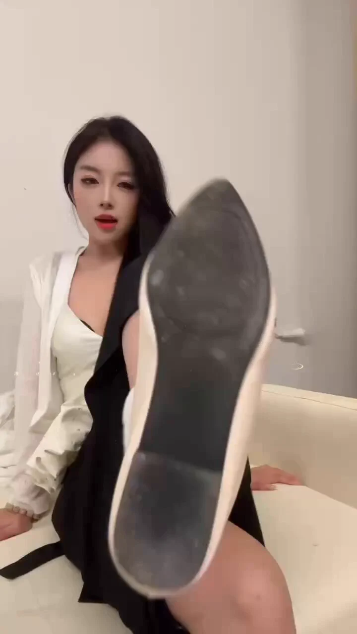 哎呦，鞋底都脏死了，你们这群狗是怎么当的吗？再舔不干净妈妈的鞋底，妈妈就要找更多的狗狗，排队来清理妈妈的脏鞋了，这么点小事都干不好，妈妈要生气了#冰月老师 #上海 #字母圈原创投稿⬇️@SexytoBaby@SexytoLady @SexytoDoll@SexytoGirl https://t.co/F98iH4UtoG