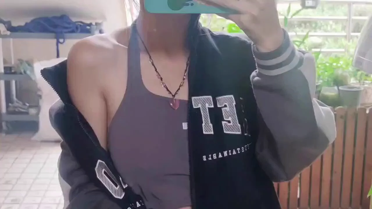 有没有那种，可以穿出去却很骚的衣服...天暖了想试试 https://t.co/X0SZeFMSNP