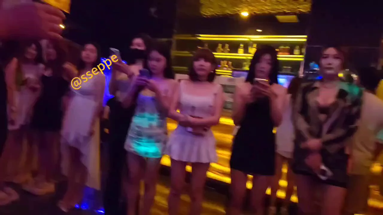 奶子挺大的!包夜要六千!昨天晚上在成都群众舞厅跟一个少妇舞女跳舞,我看她奶子挺大的,至少有C。长的也好看。问出去包夜要多少?六千。还价三千,死活不答应。后来我看到她被另外一个狼友叫走了。舞女太挣钱了!一天能挣普通人一个月的工资,难怪很多舞女都是开豪车,房子在主城区一买就是几套! https://t.co/4IoyEgiim4