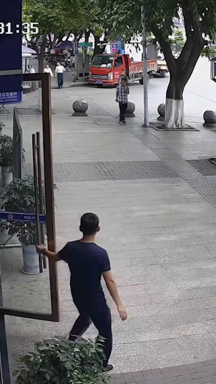 民警下班刚走出派出所，一眼认出连环盗窃嫌疑人，果断出手将其抓获，刚下班又开始上班😂😂😂 #reels #Police https://t.co/KXrbIylmcc