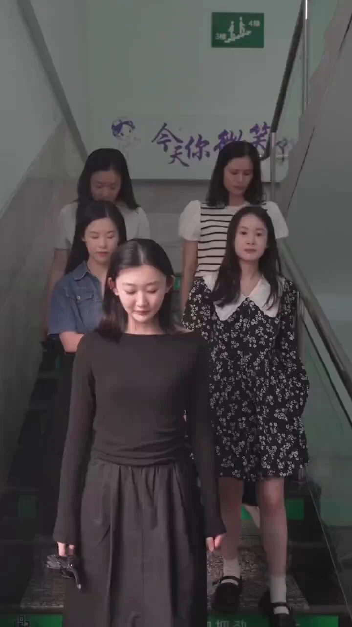 衣冠不整，一秒变装😅😅😅 https://t.co/yxr63c7AUP