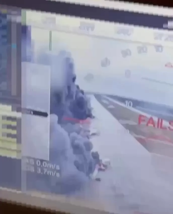 消息称：乌克兰这次一口气点爆了4个俄国空军基地。作战方法是让不知情的俄国卡车司机把装满FPV无人机的货柜运输到指定地点，接着特工们远程控制无人机起飞，将俄军的战略轰炸机群摧毁。 https://t.co/UT7ZGHxgGR