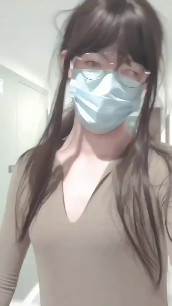 💗露出记录💗:晚课结束后我故意留在教室自习到很晚，等同学差不多都休息后迫不及待的去卫生间换好衣服和丝袜，拉起裙子在楼道露出，体验着害怕被同学看到又想被人发现的双重快感，后穴里的假肉棒每走一步都在摩擦着肉壁，小唧唧不停流水，如果被男人发现，一定会发生不好的事情吧💕 https://t.co/n4MmMYMlo9
